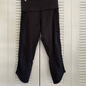EUC lululemon mesh sided leggings size 6